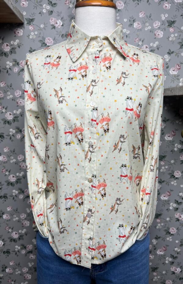 camisa estampada de gatitos