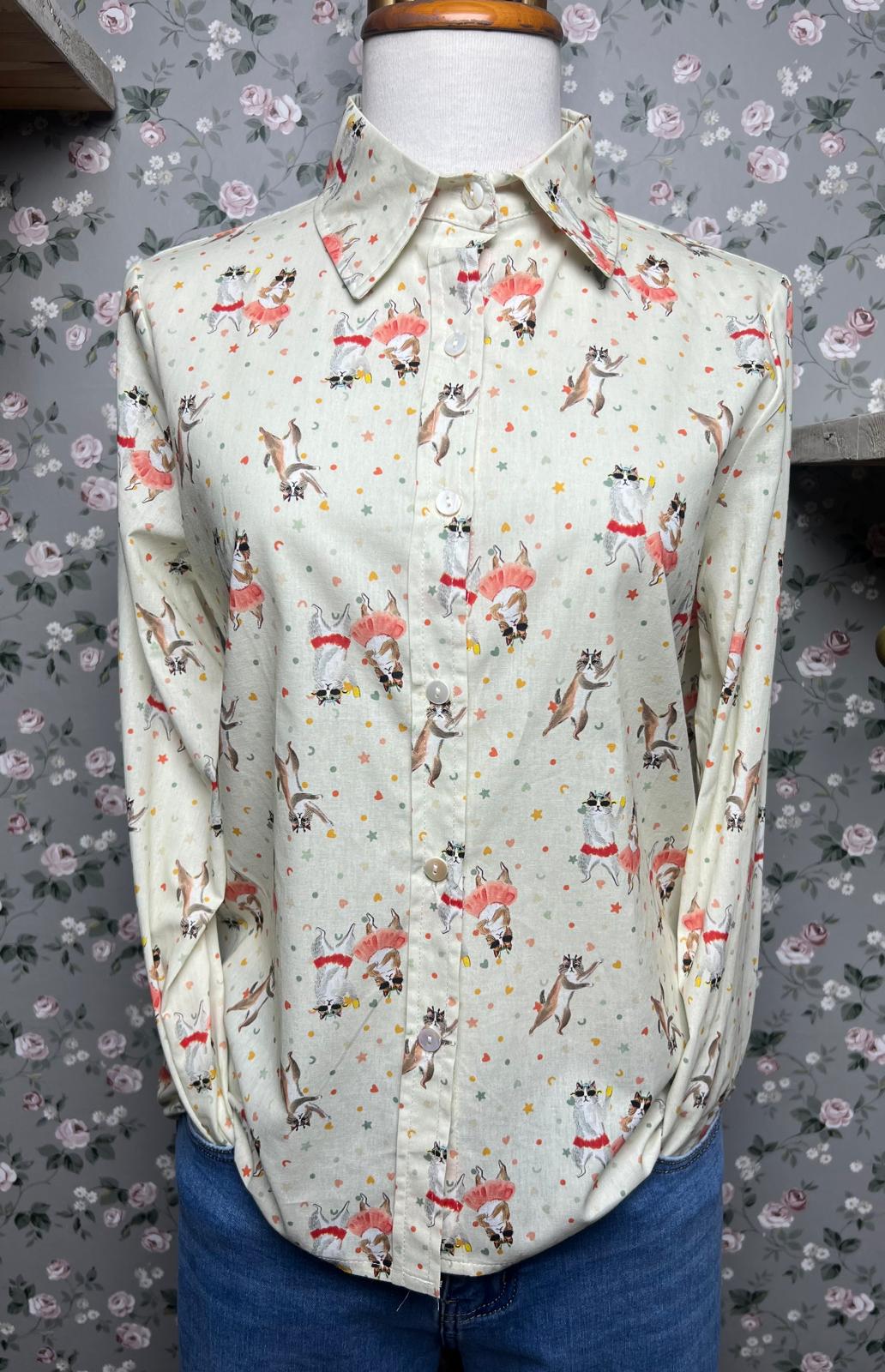 camisa estampada de gatitos
