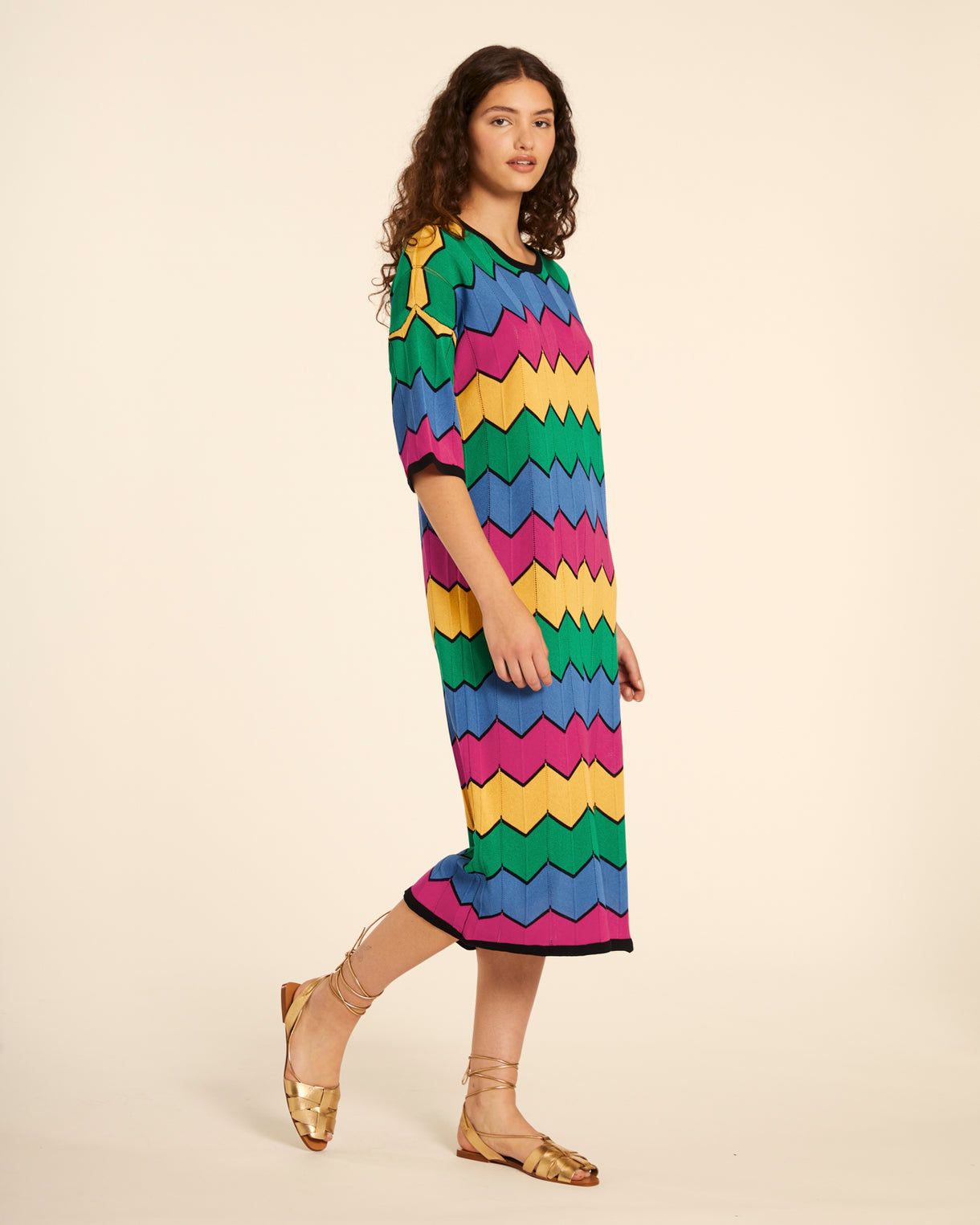 Vestido largo de punto con manga corta y estampado zigzag en colores.