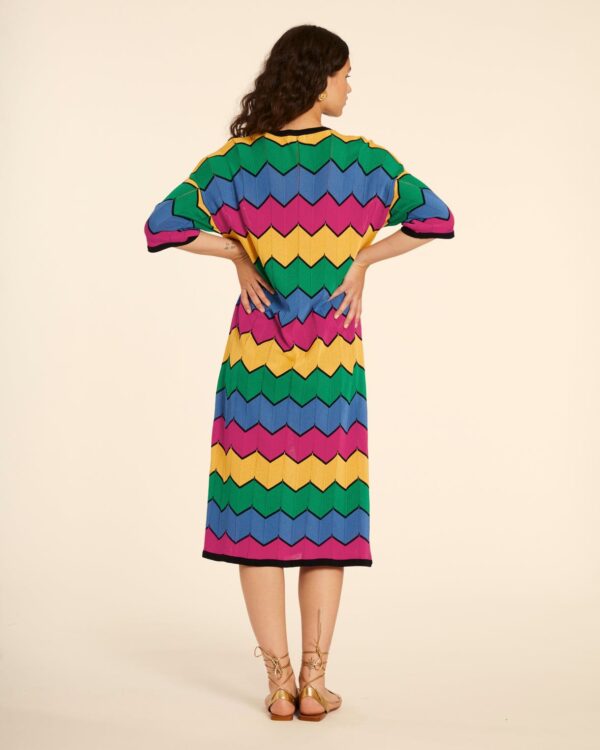 Vestido largo de punto con manga corta y estampado zigzag en colores. - Imagen 2