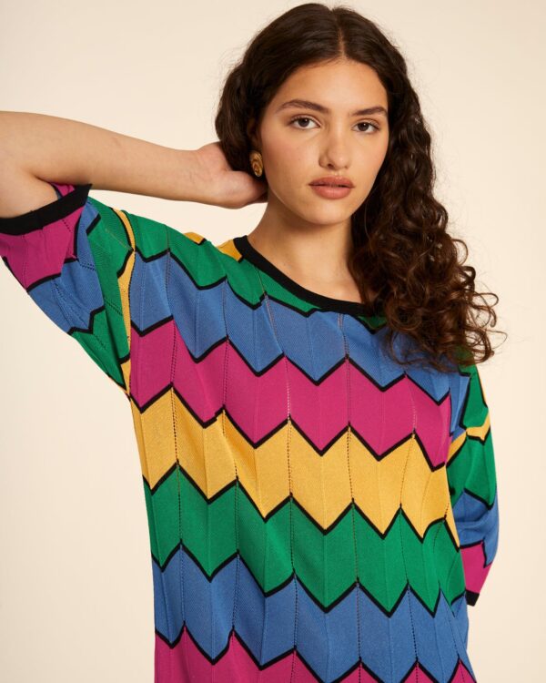 Vestido largo de punto con manga corta y estampado zigzag en colores.