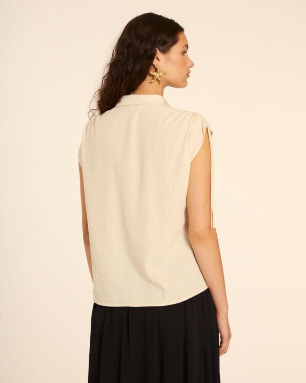 Camisa cruda con botones de estrella – Tejido suave y elegante de rayón y chinlon. - Imagen 2