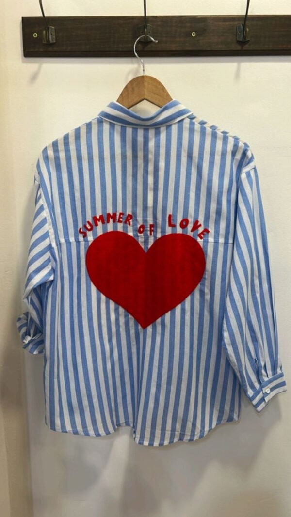 camisa de rayas con corazon posterior.
