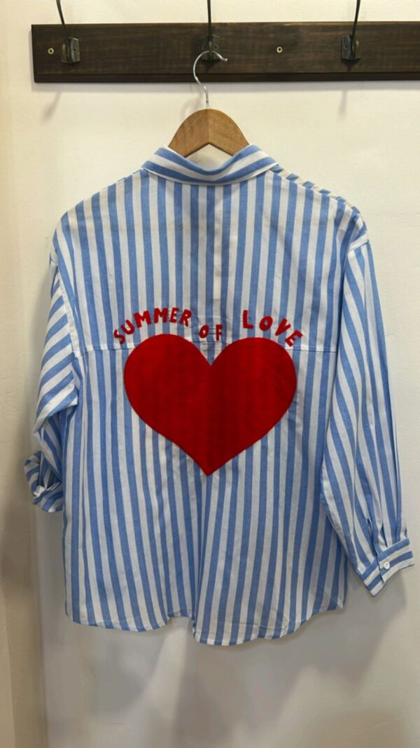 outfit camisa de rayas y tejano blanco