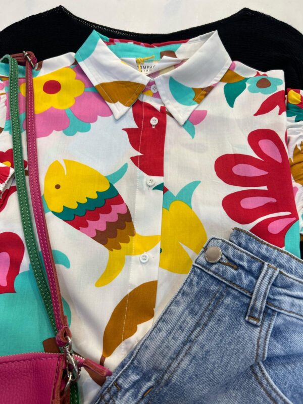 Camisa floral Nénufar – Cuello solapa y manga corta con elástico. - Imagen 3