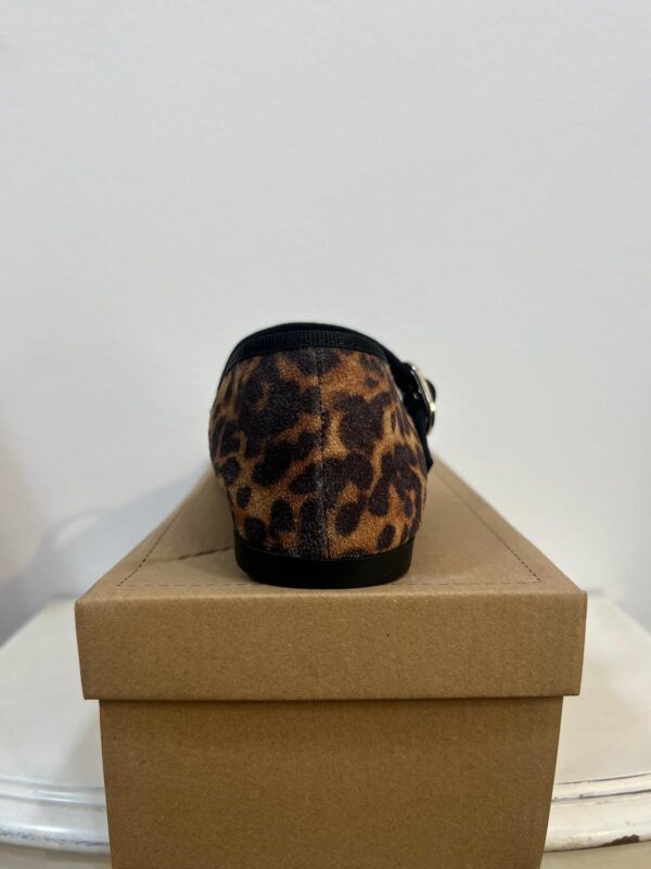 Merceditas animal print – Bailarina con punta fina y estampado leopardo. - Imatge 3