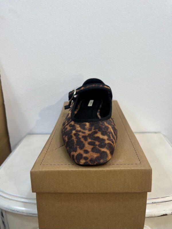 Merceditas animal print – Bailarina con punta fina y estampado leopardo. - Imatge 2