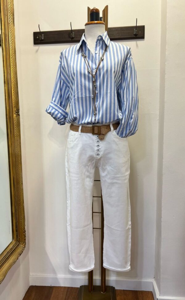 pantalón blanco.