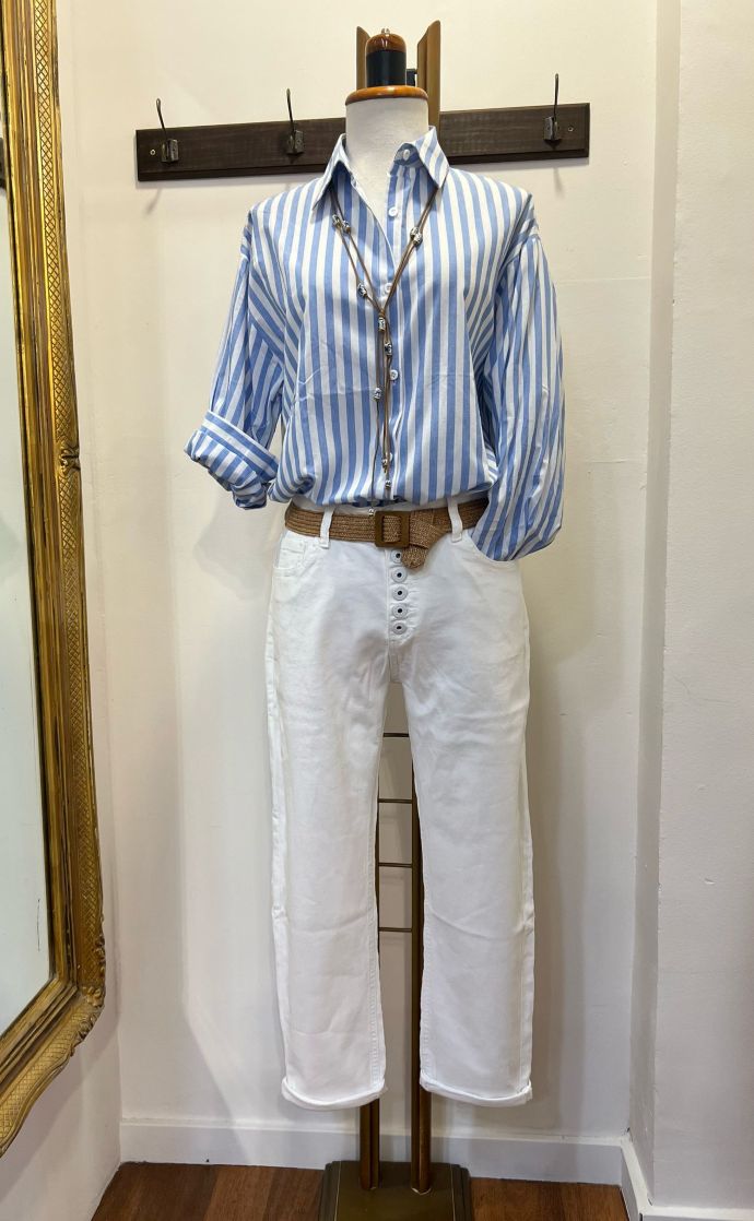 pantalón blanco.