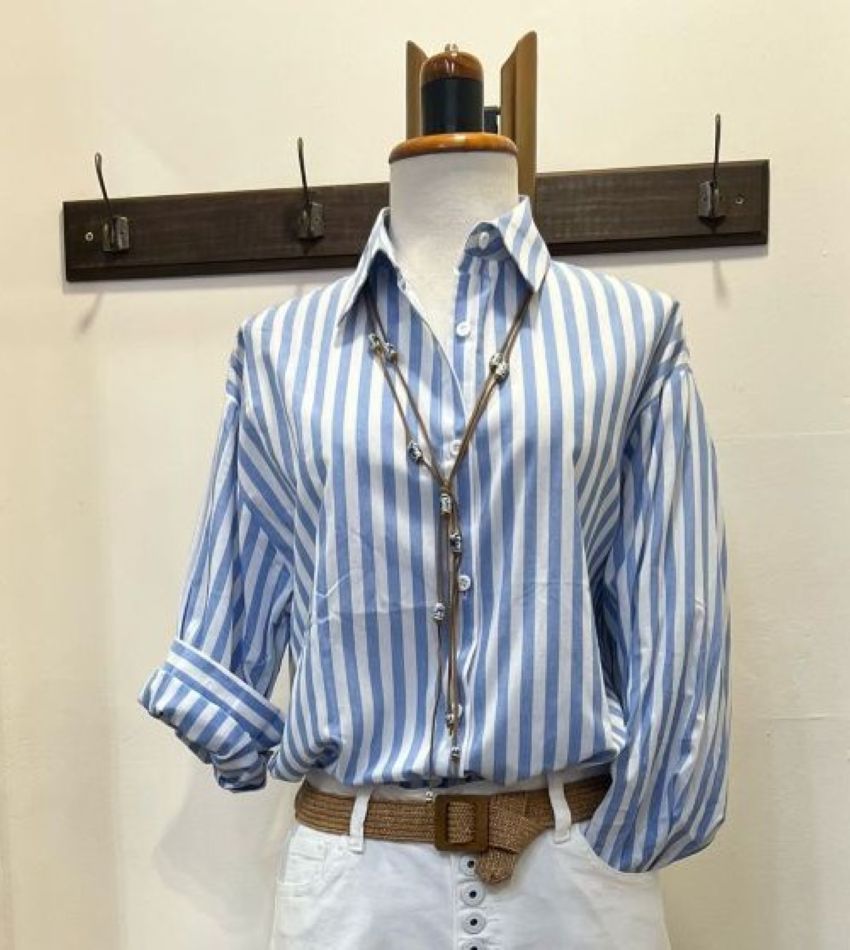 outfit camisa de rayas.