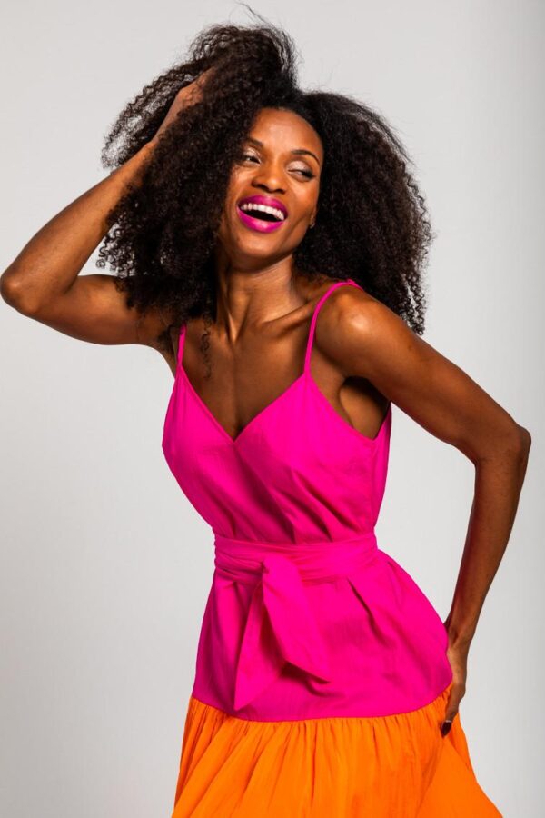 Vestido lencero con volantes – Edición Pantone. - Imagen 2