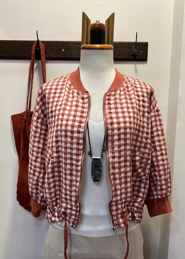 Chaqueta tipo bomber color caldera.