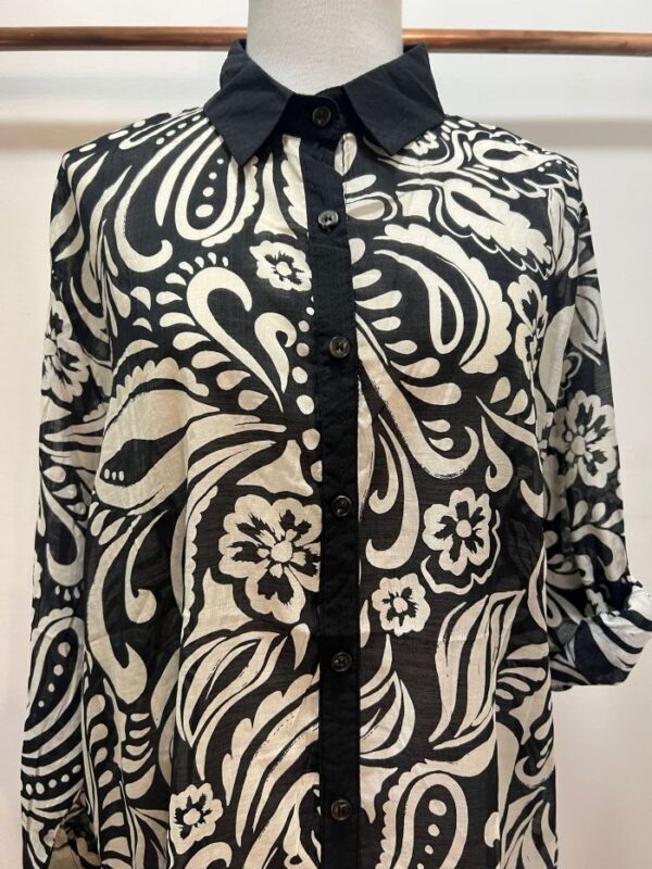 camisa estampada en blanco y negro