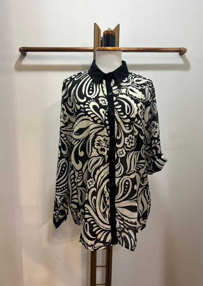 camisa estampada en blanco y negro