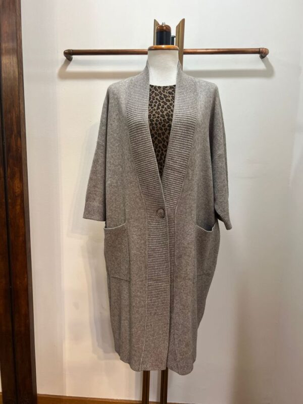 chaqueta larga de punto color taupe