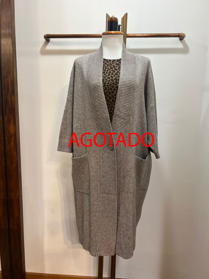 chaqueta larga de punto color taupe.AG